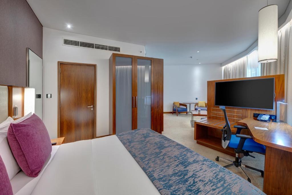 TV a/nebo společenská místnost v ubytování Crowne Plaza Muscat OCEC by IHG