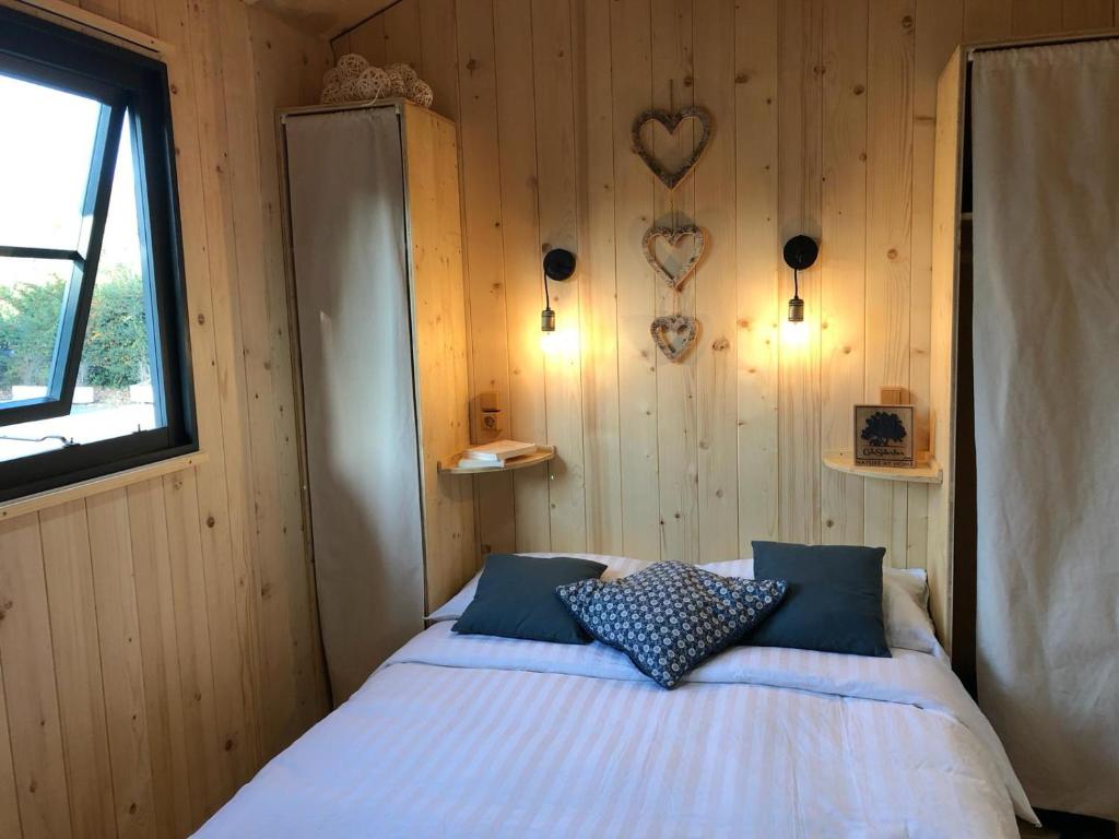 Postel nebo postele na pokoji v ubytování Camping de la côte des légendes