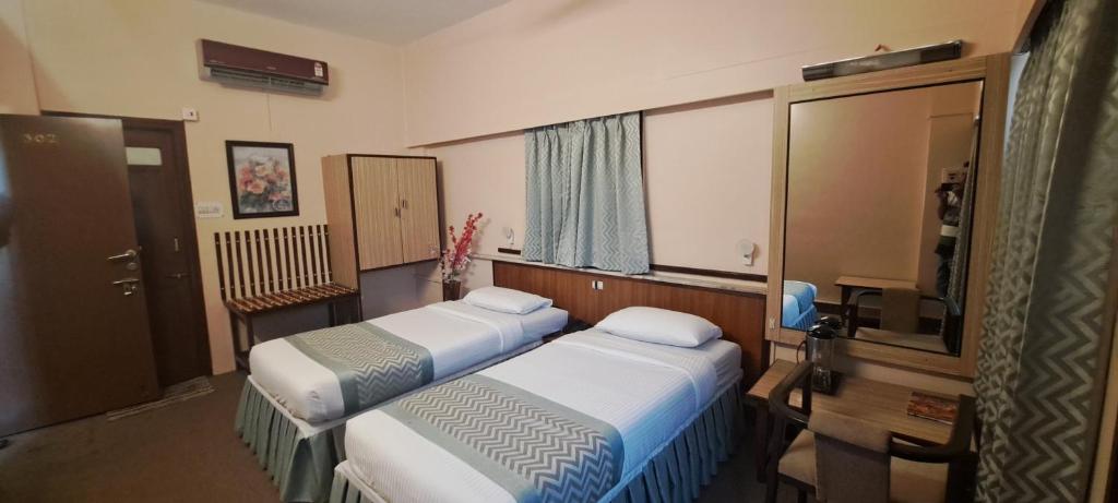 Postel nebo postele na pokoji v ubytování Hotel Swaroop