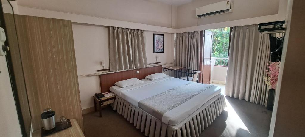 Postel nebo postele na pokoji v ubytování Hotel Swaroop