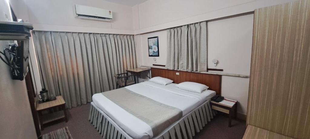 Postel nebo postele na pokoji v ubytování Hotel Swaroop