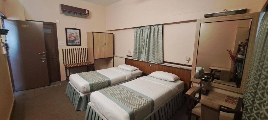 Postel nebo postele na pokoji v ubytování Hotel Swaroop