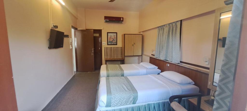 Postel nebo postele na pokoji v ubytování Hotel Swaroop