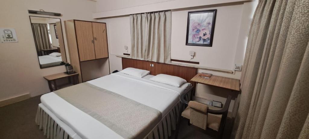 Postel nebo postele na pokoji v ubytování Hotel Swaroop