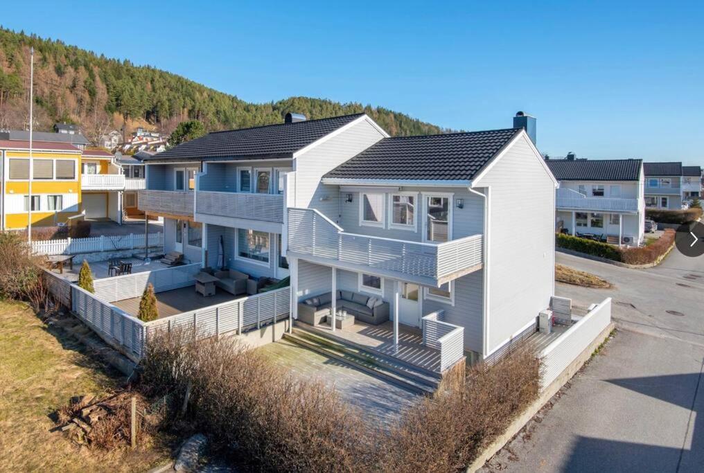 una vista aérea de una casa en Moderne rekkehus, god standard., en Ålesund