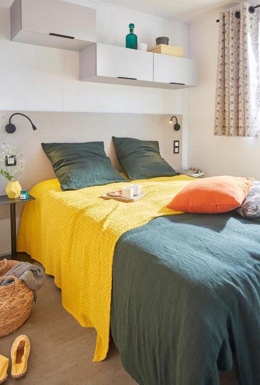 Postel nebo postele na pokoji v ubytování Camping de la côte des légendes