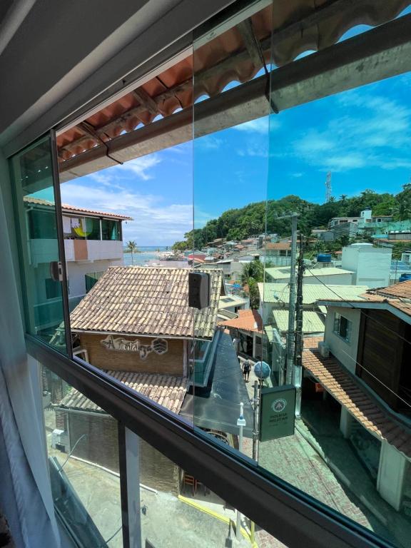 una ventana con vistas a la ciudad en Flat Morro Pousada Casa Blanca en Morro de São Paulo
