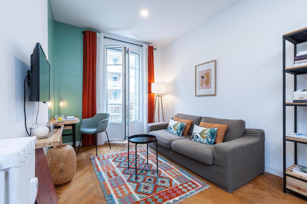 un salon avec un canapé et une table dans l'établissement Cosy 1 Bdr near Garibaldi Square, à Nice
