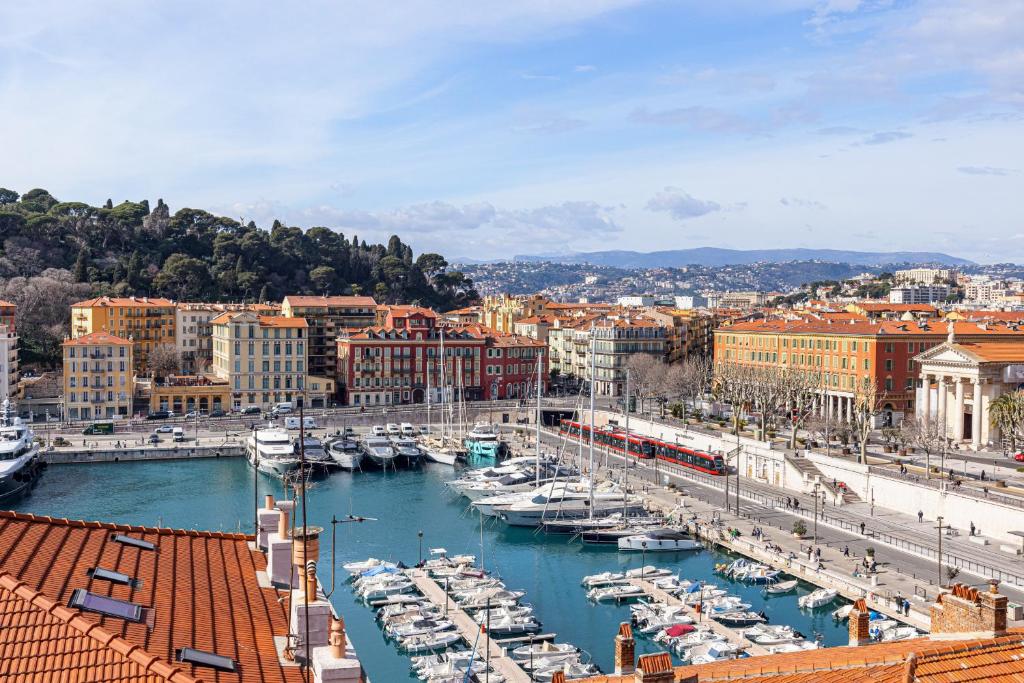 una ciudad con barcos atracados en un puerto en Extraordinary View on Port and Castle Hill - 1 Bdr & Parking, en Niza