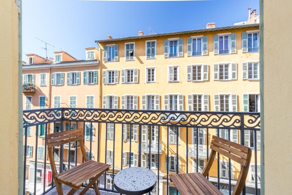 - un balcon avec deux chaises et une table dans l'établissement Cosy 1 Bdr Place Garibaldi & Place du Pin, à Nice