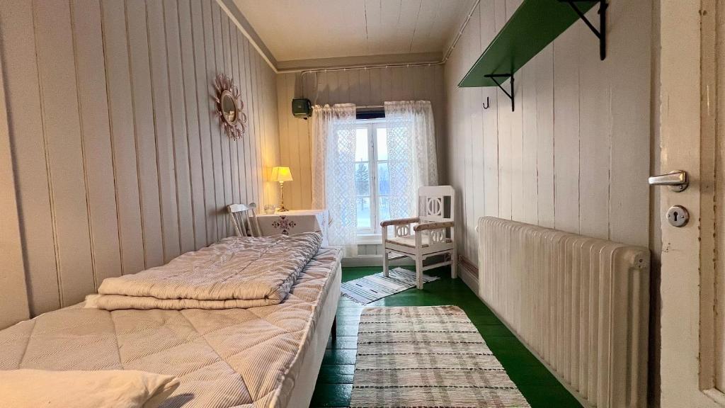 SörsjönにあるNorrsjönのベッドルーム1室(ベッド2台、窓付)