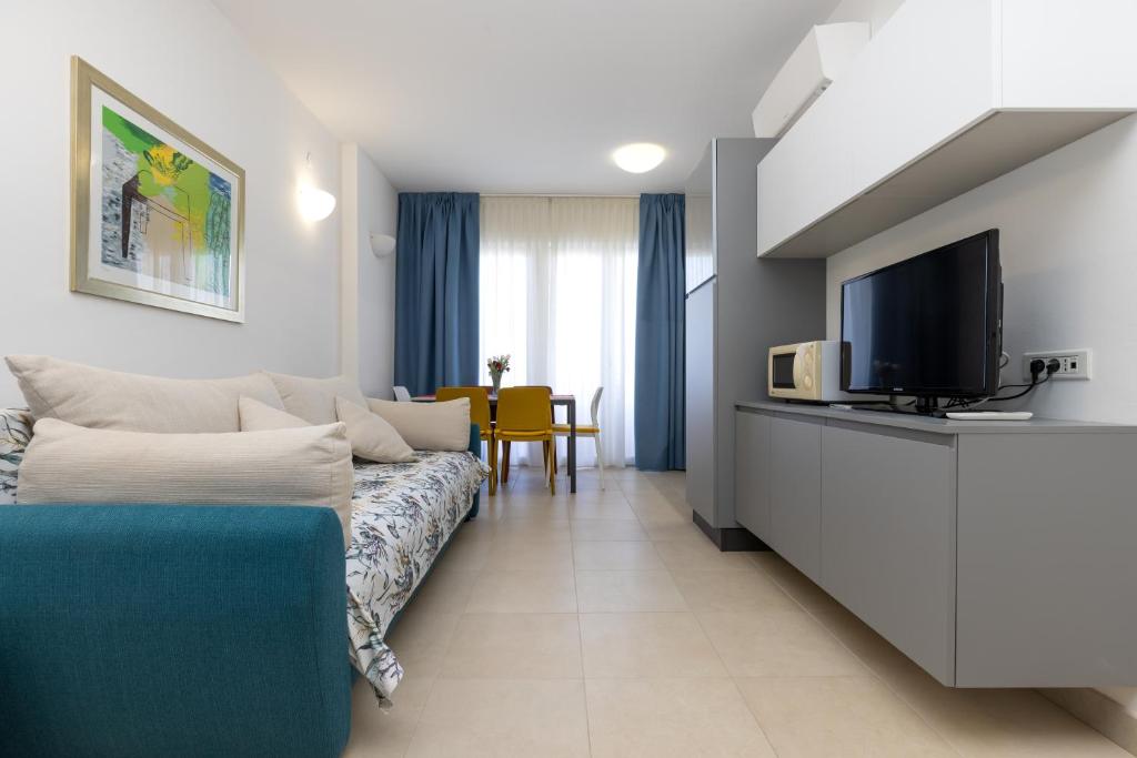 TV a/nebo společenská místnost v ubytování VELO JEDRO Apartmani PUNTA