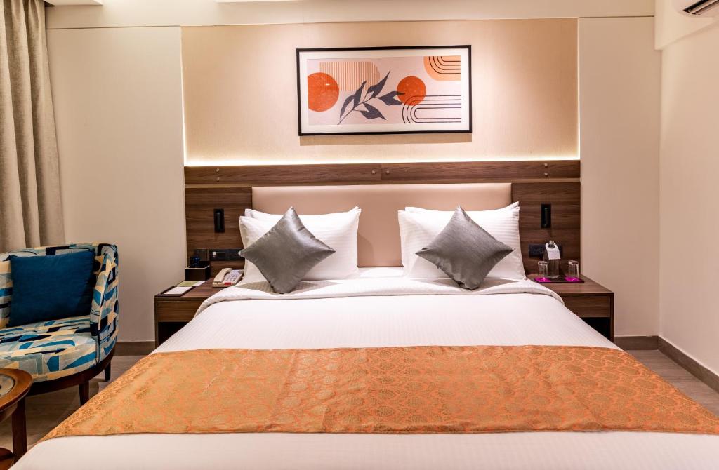 Postel nebo postele na pokoji v ubytování Regenta Inn Gurugram Sec-47 City Center