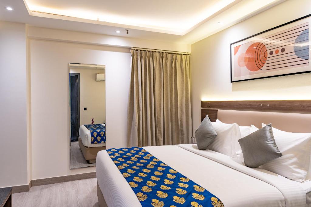 Postel nebo postele na pokoji v ubytování Regenta Inn Gurugram Sec-47 City Center