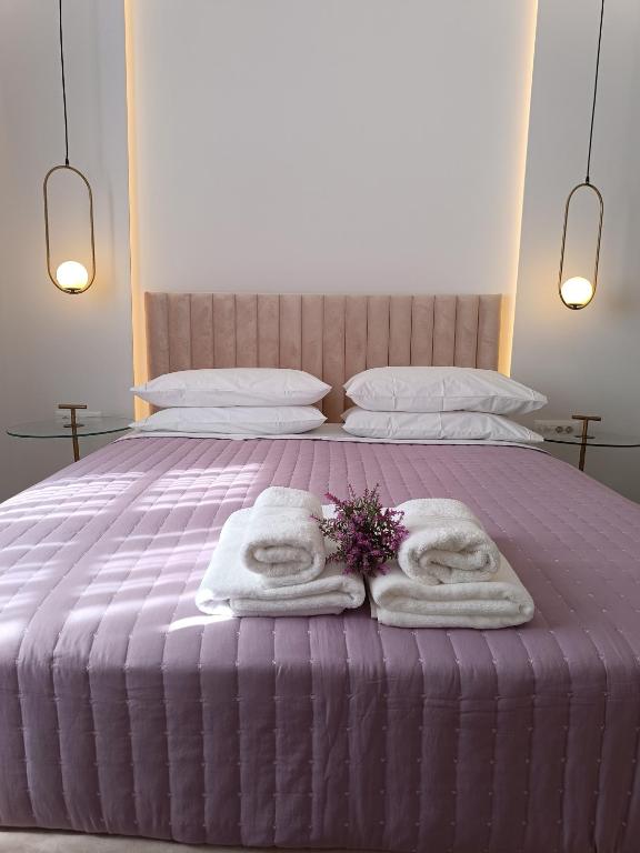 Postel nebo postele na pokoji v ubytování MUSES LUXURY SUITES