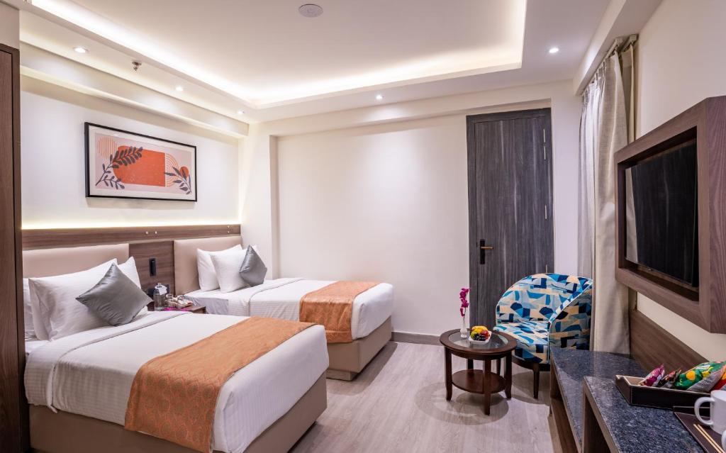 Postel nebo postele na pokoji v ubytování Regenta Inn Gurugram Sec-47 City Center