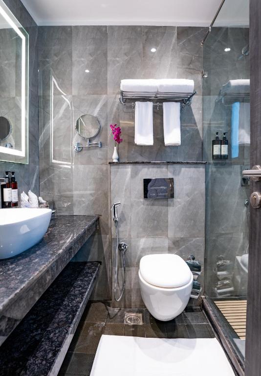 Koupelna v ubytování Regenta Inn Gurugram Sec-47 City Center
