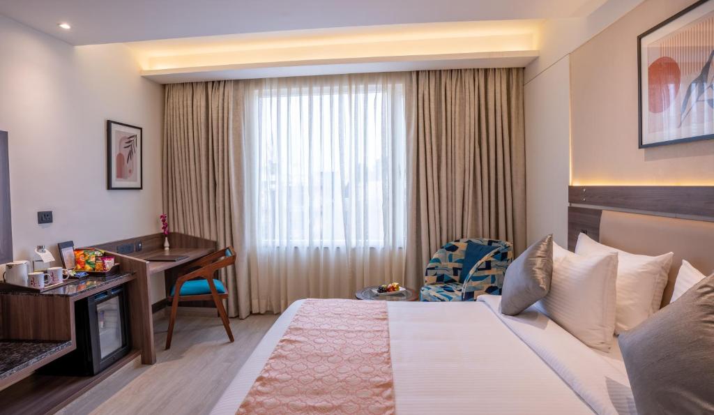 Postel nebo postele na pokoji v ubytování Regenta Inn Gurugram Sec-47 City Center