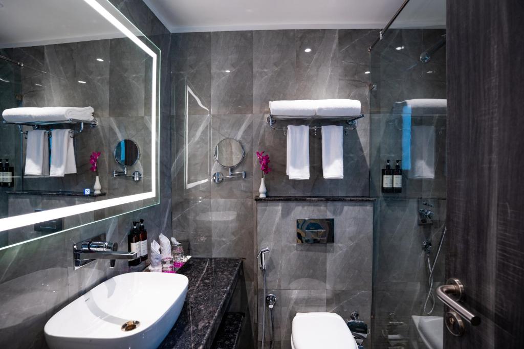 Koupelna v ubytování Regenta Inn Gurugram Sec-47 City Center
