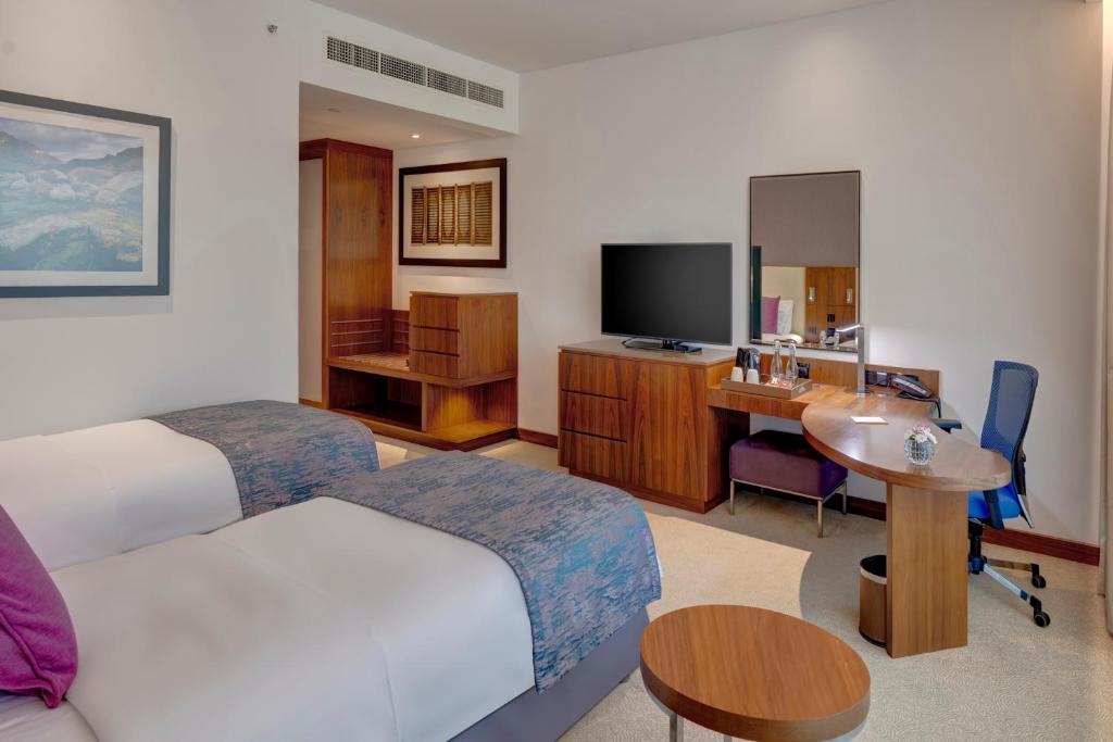 TV a/nebo společenská místnost v ubytování Crowne Plaza Muscat OCEC by IHG