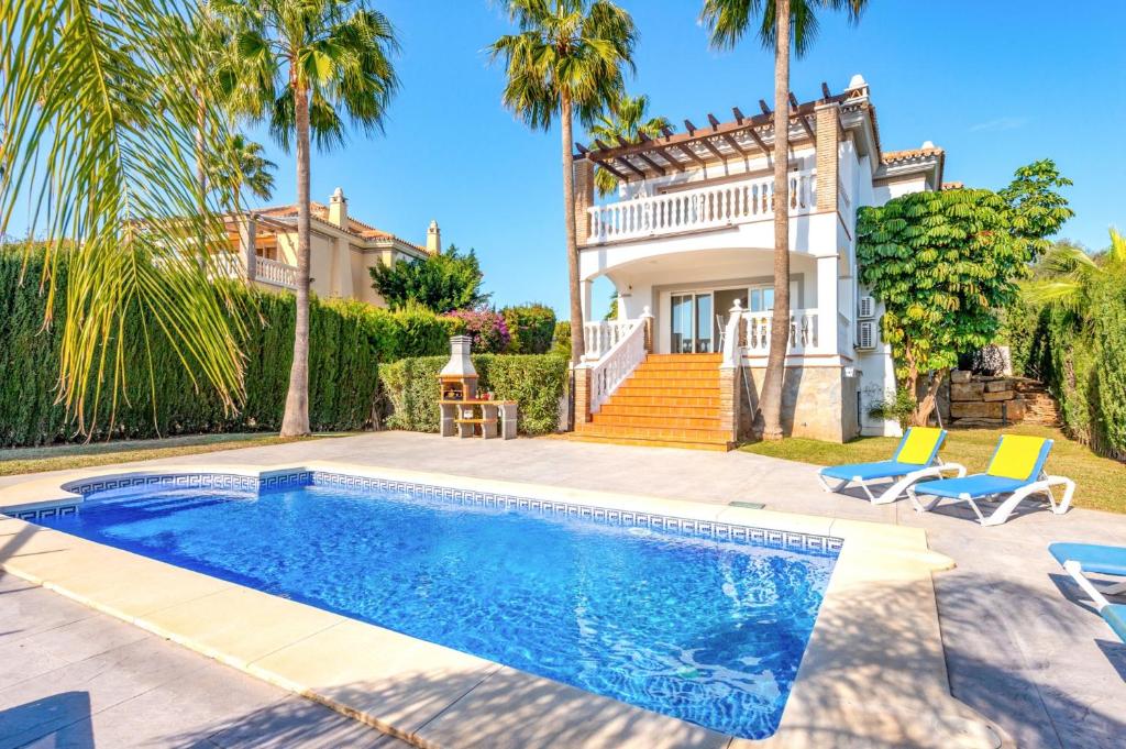 een villa met een zwembad voor een huis bij Villa Santo Sol by Villa Plus in Santa Fe de los Boliches