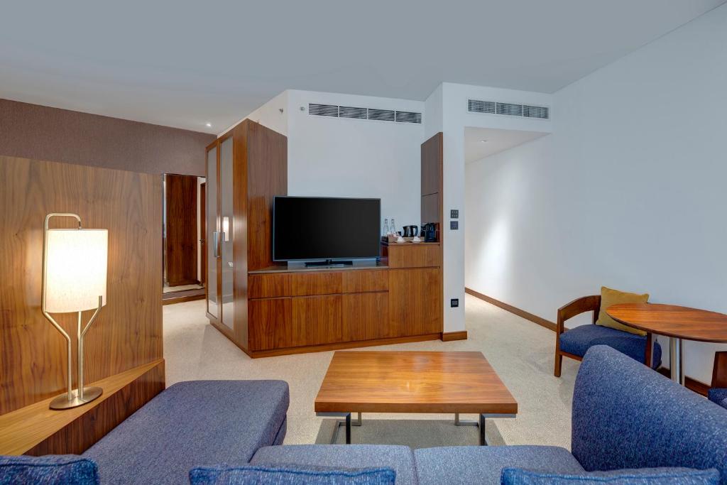 TV a/nebo společenská místnost v ubytování Crowne Plaza Muscat OCEC by IHG