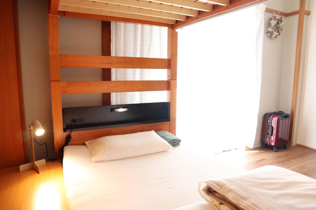 Postel nebo postele na pokoji v ubytování Ise Guest House Sora