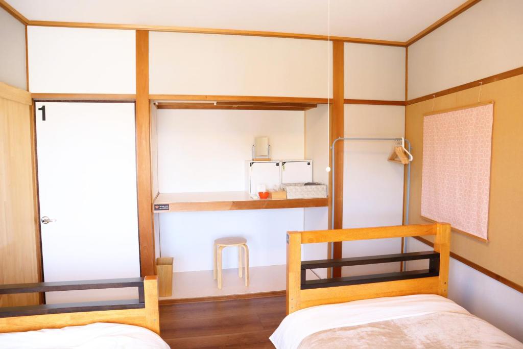 Postel nebo postele na pokoji v ubytování Ise Guest House Sora