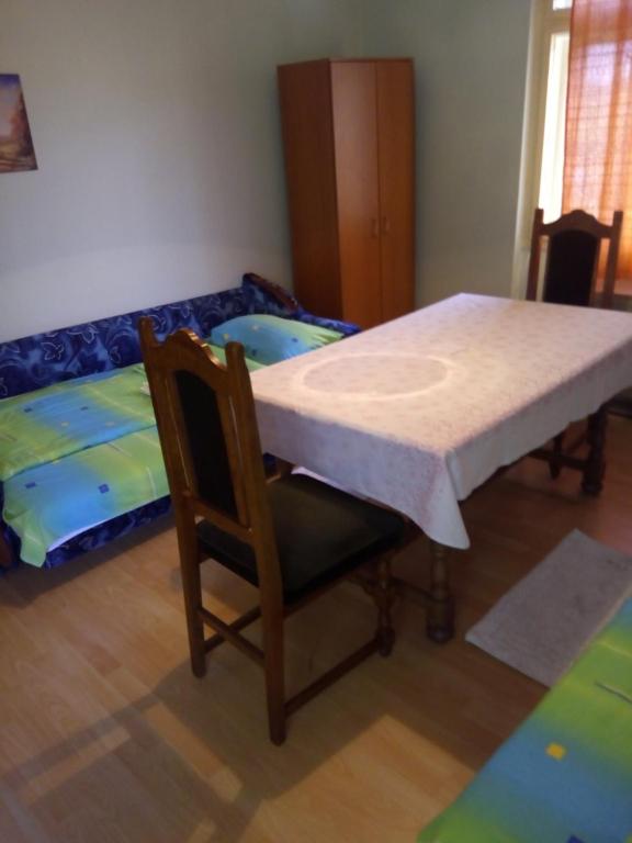 a room with a table and a chair and a bed at Soba Macva in Banja Koviljača
