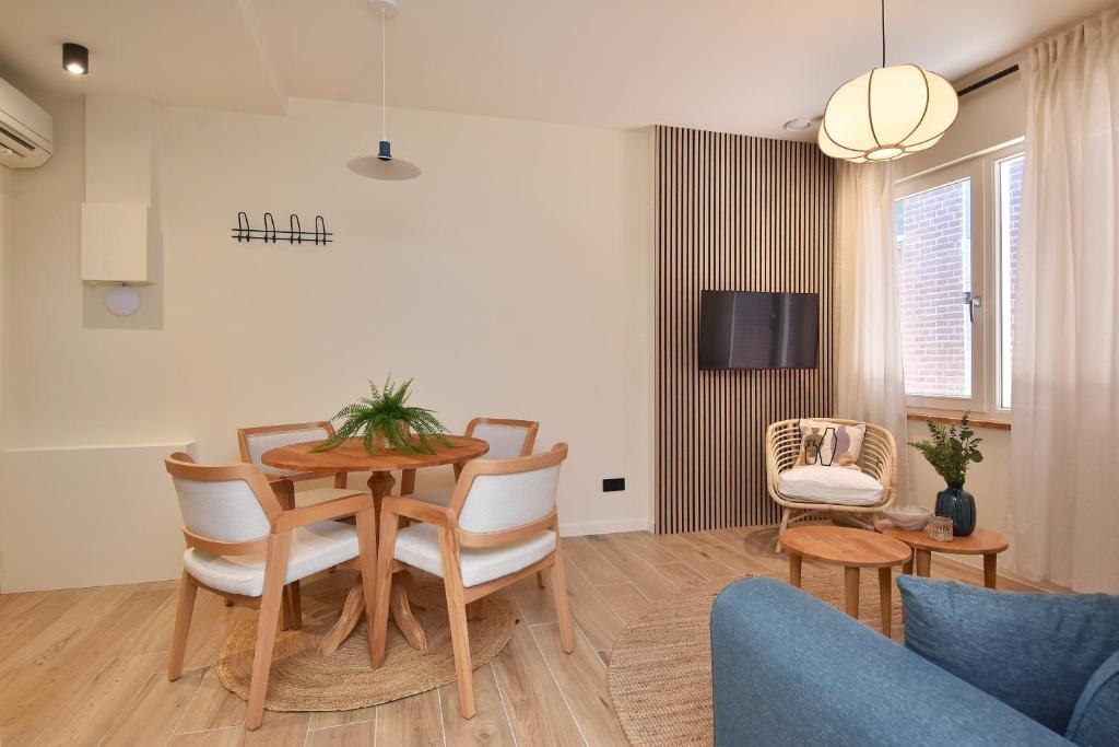 a living room with a dining room table and chairs at Four Star Apartments - Keizerstraat in Scheveningen