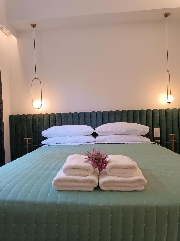 Postel nebo postele na pokoji v ubytování MUSES LUXURY SUITES