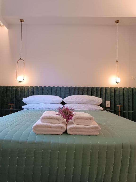 Postel nebo postele na pokoji v ubytování MUSES LUXURY SUITES