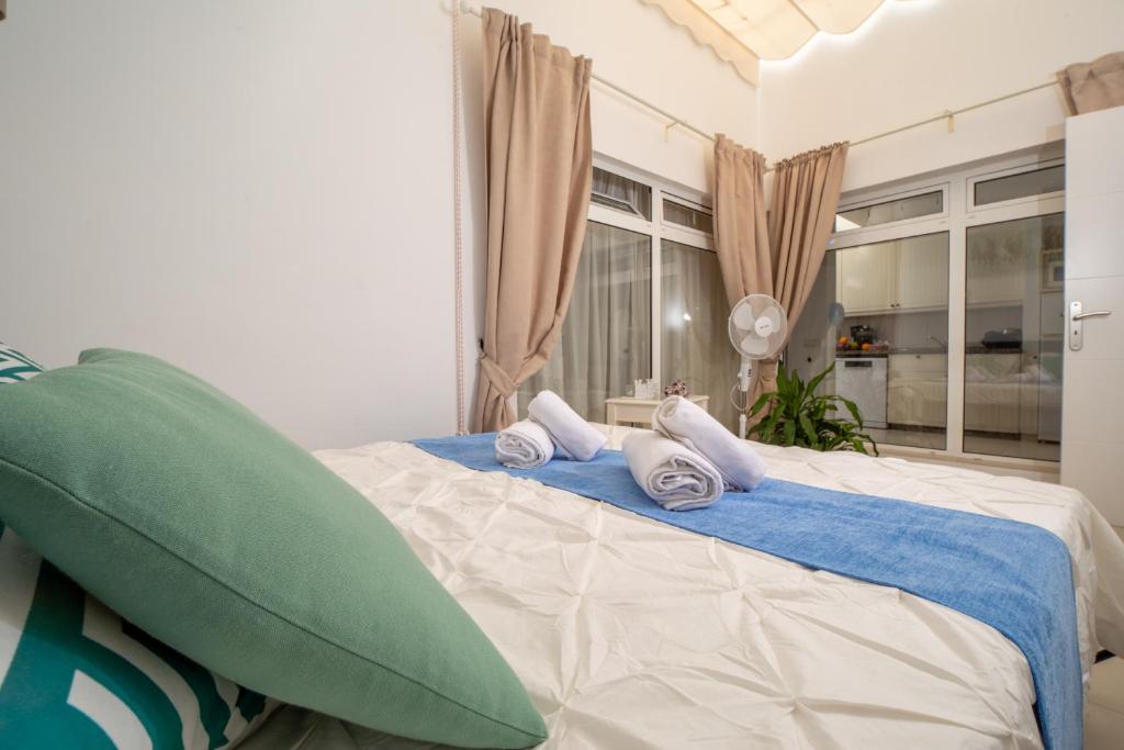 1 dormitorio con 1 cama grande con sábanas azules en island village, en Adeje