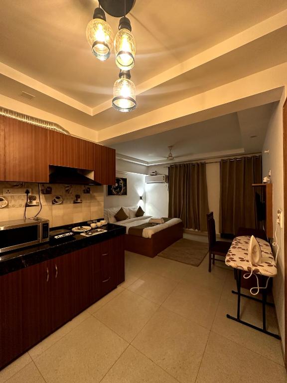 Kuchyň nebo kuchyňský kout v ubytování Aura Luxury Studio I Couple Friendly I Near Golf Course Road, Sector 57, Gurgaon