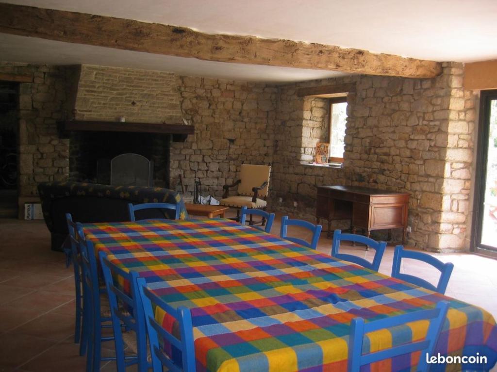ein Zimmer mit einem Tisch und Stühlen in einem Zimmer in der Unterkunft Longère 200 m2 in Noyal-Muzillac