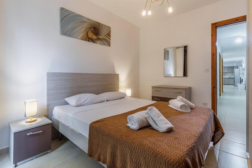 Un pat sau paturi &icirc;ntr-o camer&#x103; la Marsascala Two Bedroom Apartment
