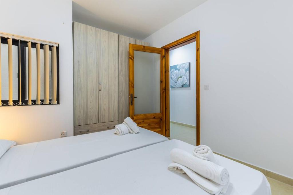 Un pat sau paturi &icirc;ntr-o camer&#x103; la Marsascala Two Bedroom Apartment