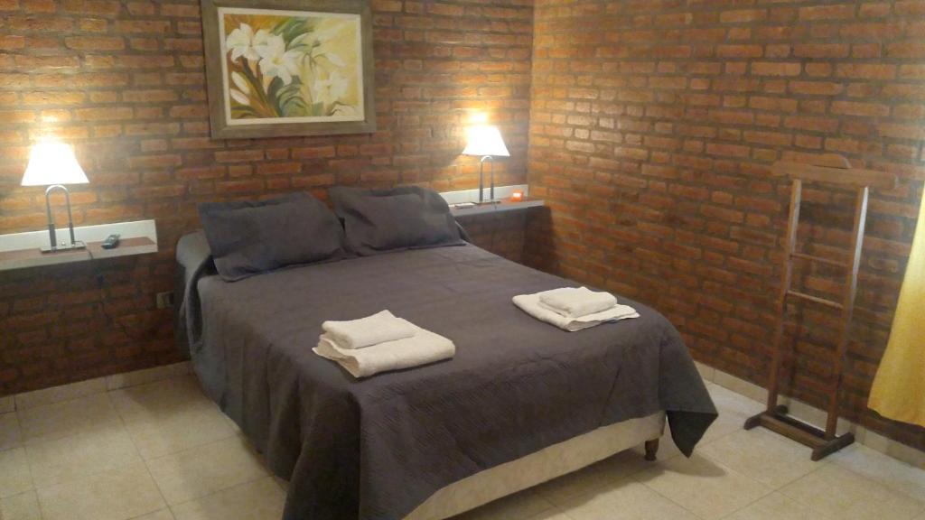 Un dormitorio con una cama con toallas. en QUINTA LA ESTELA, en Pilar