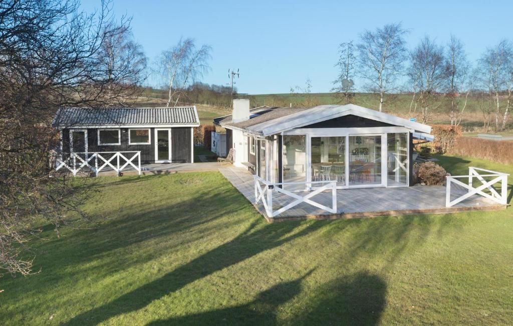 una pequeña casa con terraza en un patio en Cozy Home In Slagelse With Wifi en Slagelse