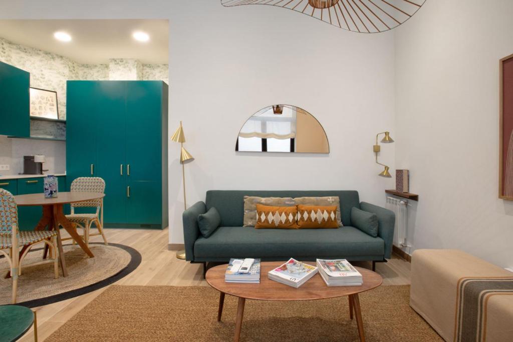 un soggiorno con divano verde e tavolo di 2 bedrooms 2 bathrooms furnished - Chamberi - modern - MintyStay a Madrid