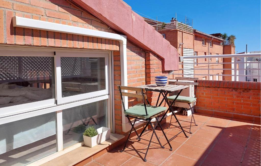 eine Terrasse mit einem Tisch und Stühlen auf dem Balkon in der Unterkunft Nice Apartment In Castell De La Plana With Outdoor Swimming Pool in Castellón de la Plana