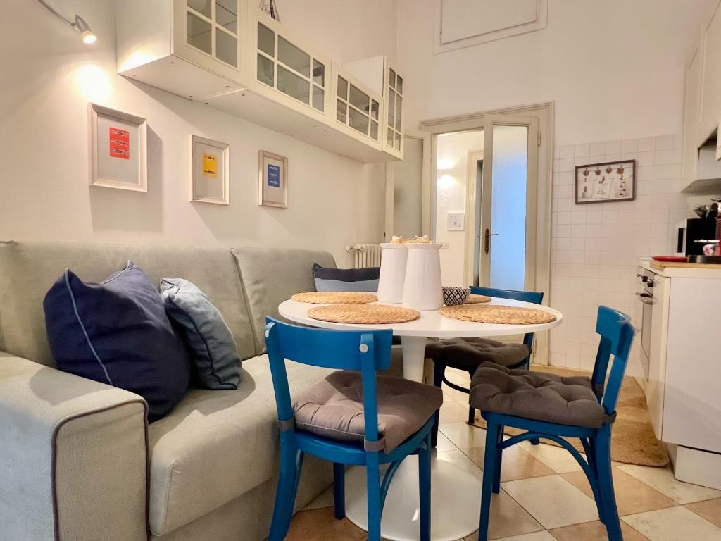A kitchen or kitchenette at ComeCasa 2 bedrooms Apartment in via Curtatone