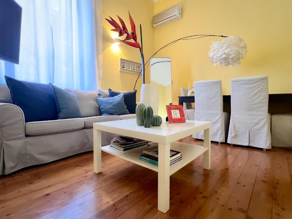 - un salon avec une table blanche et un canapé dans l'établissement ComeCasa 2 bedrooms Apartment in via Curtatone, à Milan