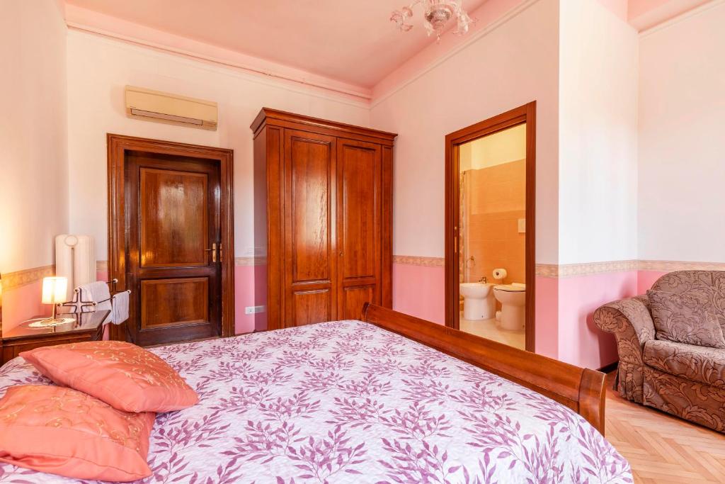 Postel nebo postele na pokoji v ubytování Bed and Breakfast Casa delle Rose Lido Venezia
