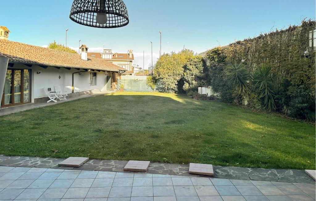 佩斯卡拉的住宿－Cozy Home In Pescara With Wifi，后院设有大院子和绿色草坪