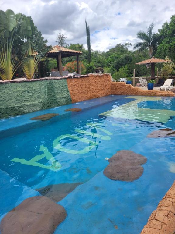 uma piscina num resort com água azul em Sítio refúgio do lago em Piracicaba