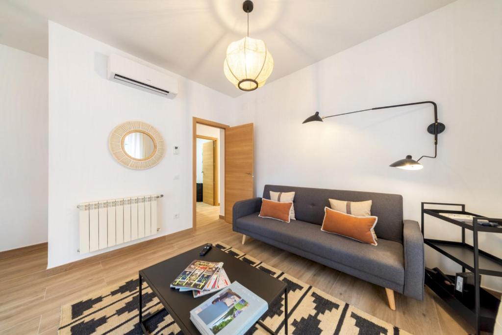 Bright stylish 1BD apt with 3 balconies-Chamberí