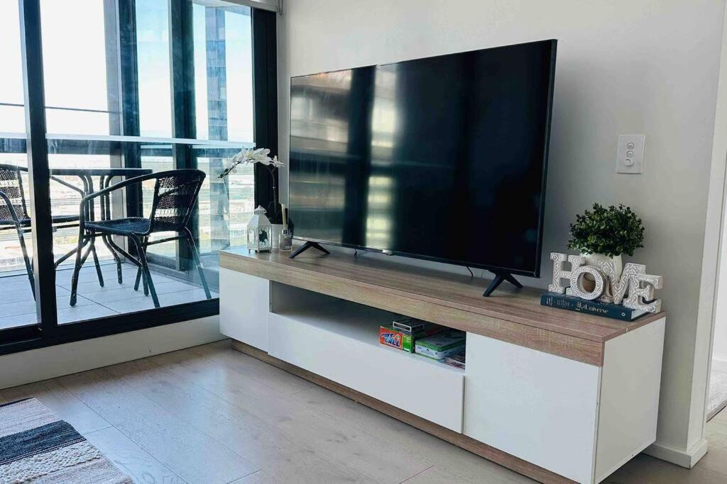 TV a/nebo společenská místnost v ubytování Free Parking Private Room in Docklands - Amazing View - Shared Washroom - Homestay with Host