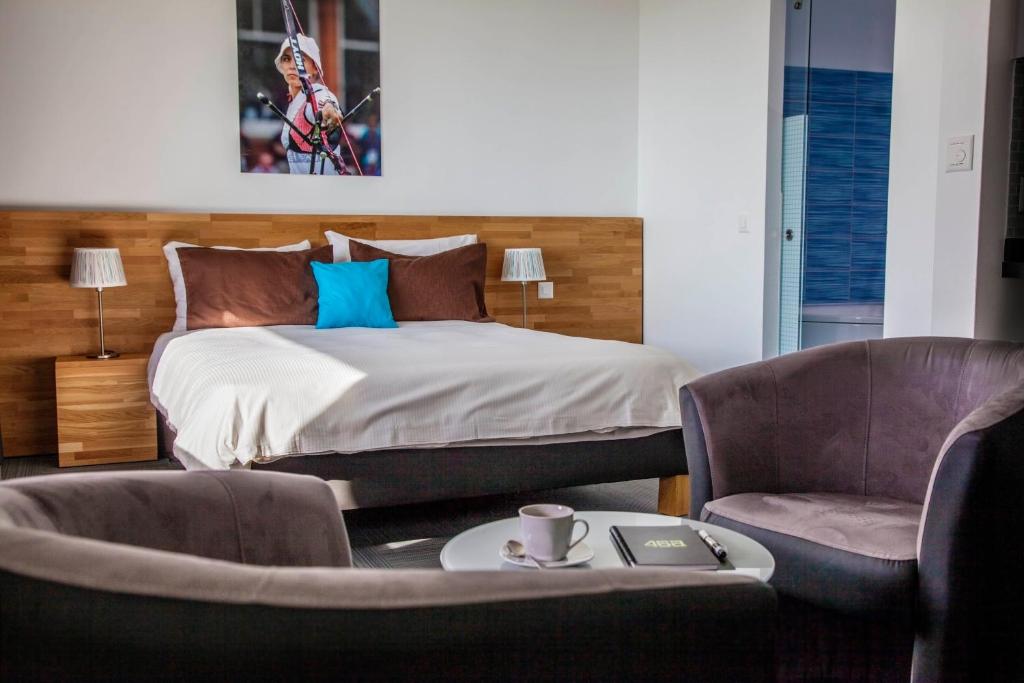 洛桑的住宿－46A公寓酒店，一间卧室配有一张带两把椅子和一张桌子的床。