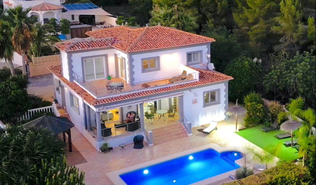una vista aérea de una casa con piscina en Casa SeaSte, en Calpe
